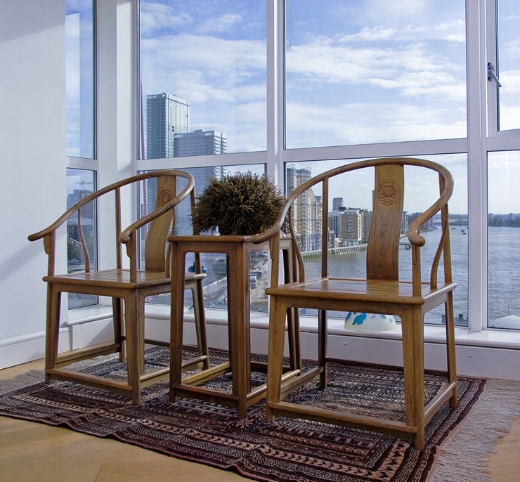 Деревянные стулья в современной квартире