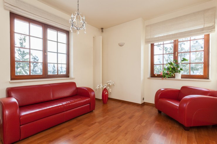 Комната с красными кожаными диванами