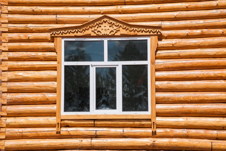 Пластиковое окно в деревянном срубе
