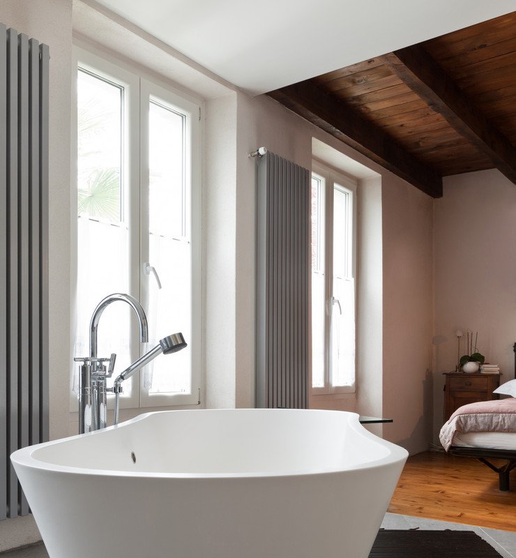 Большие оконные блоки в ванной комнате, деревянный потолок, ламинат