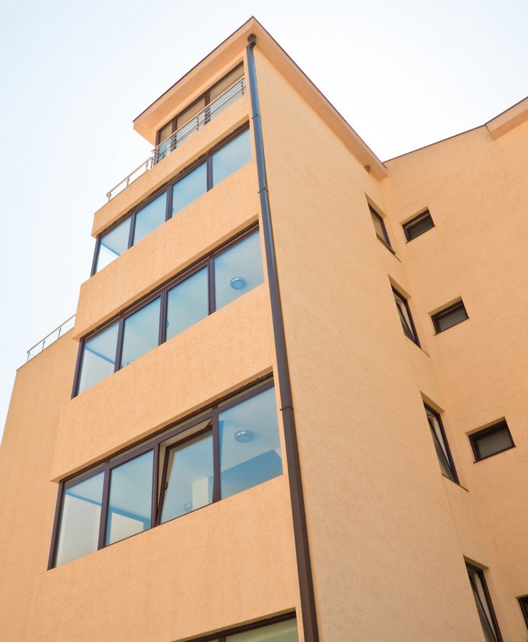 Балконные блоки с современными евроокнами в новом доме