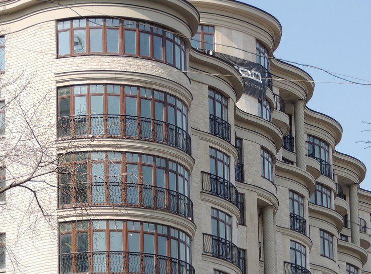 Полукруглый фасад элитного многоэтажного дома