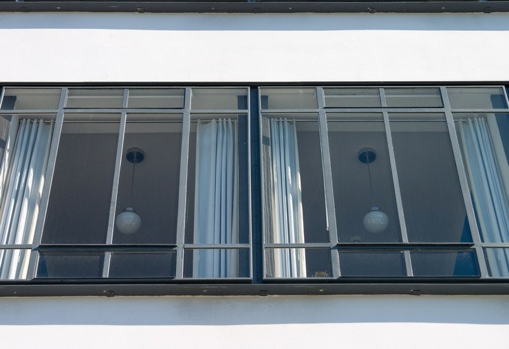Остекленная панорамными оконными системами квартира в доме, вид снаружи