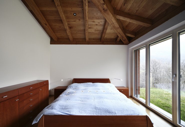 Остекление небольшой спальни, деревянная кровать, тумба
