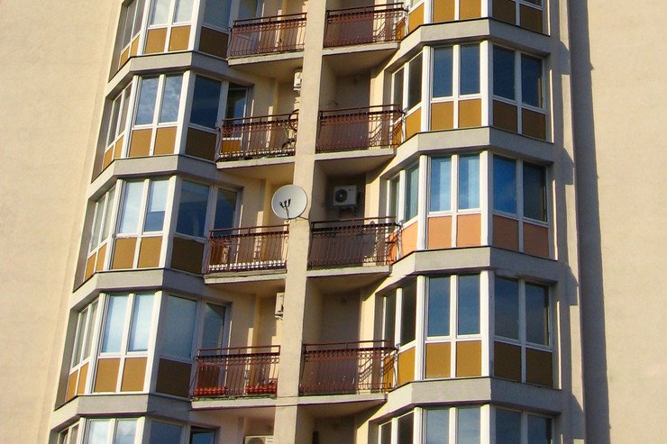 Балконные блоки в многоэтажном доме остекленные панорамными евроокнами