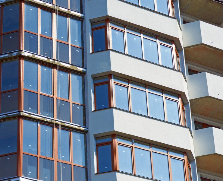 Застекленные балконные блоки в современном многоэтажном доме