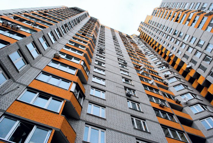 Застекленные балконные блоки в современном многоэтажном доме