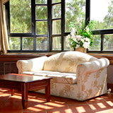 Красивый интерьер с черными окнами