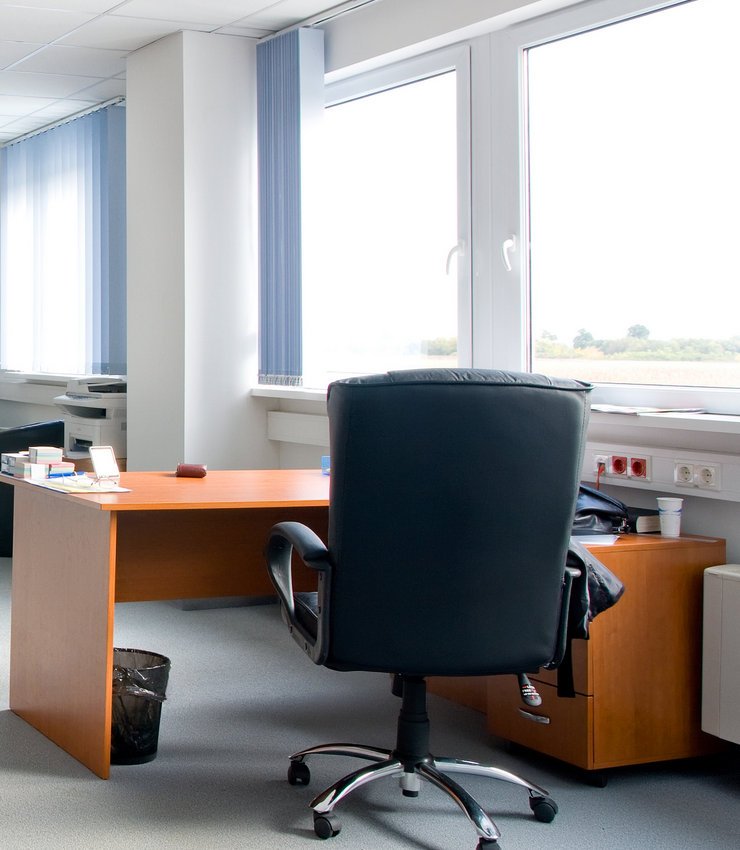Большие оконные системы в офисе, стол, офисный стул, тумба, вертикальные жалюзи