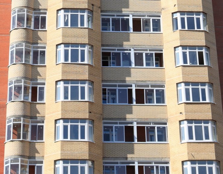 Многоэтажная кирпичная новостройка