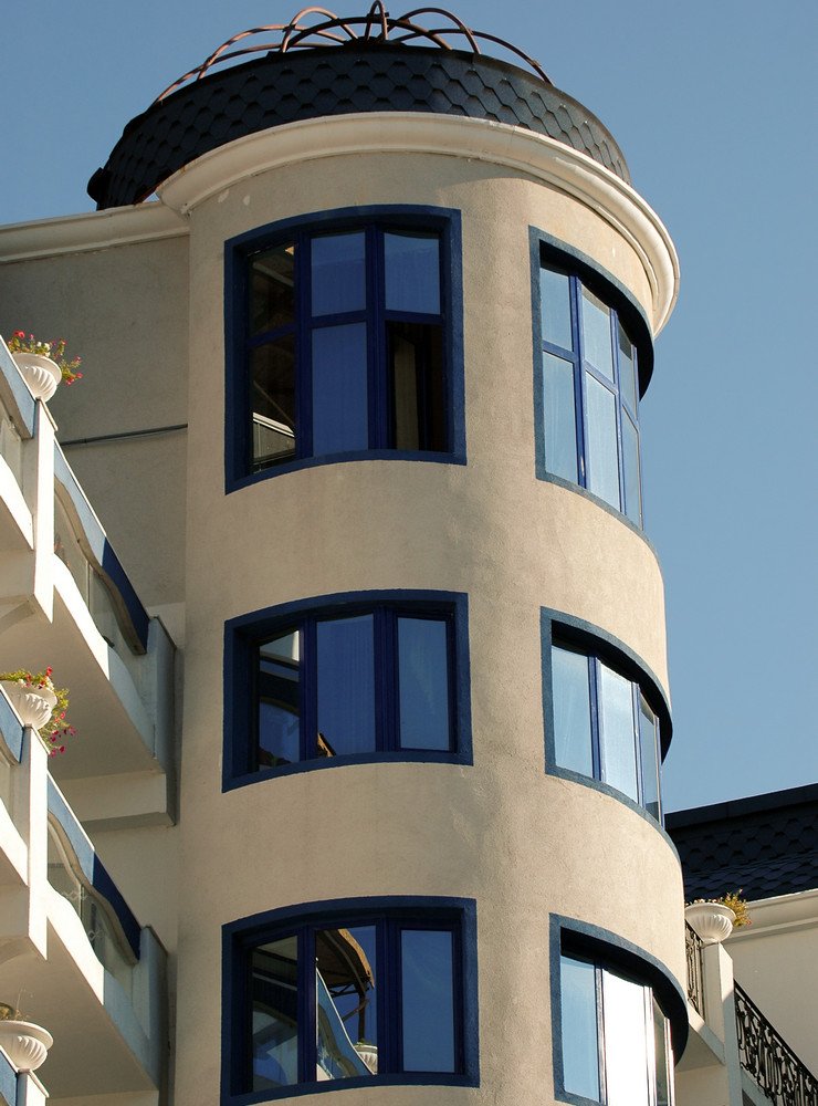 Остекление полукруглого здания, балконные блоки