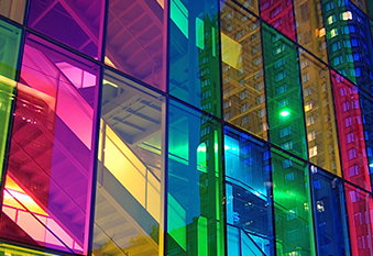Остекление фасада здания цветным стеклом