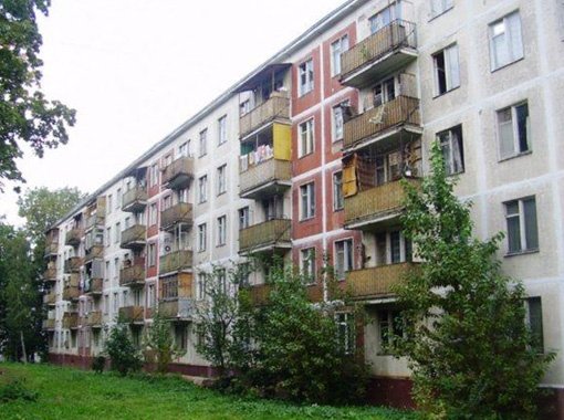 Остекленный пятиэтажный дом Остекленный старый пятиэтажный дом, деревья