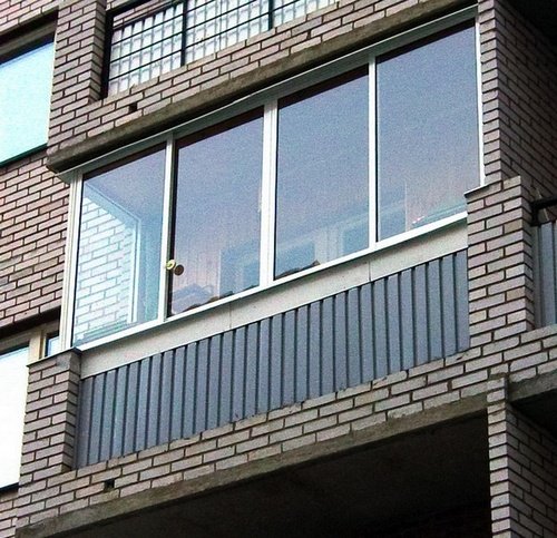 Застекленный балкон в многоэтажном доме Застекленный балкон в многоэтажном кирпичном доме